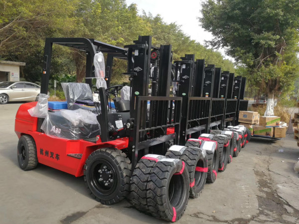 叉車?yán)系每欤坎煌A段的叉車保養(yǎng)你要注意！